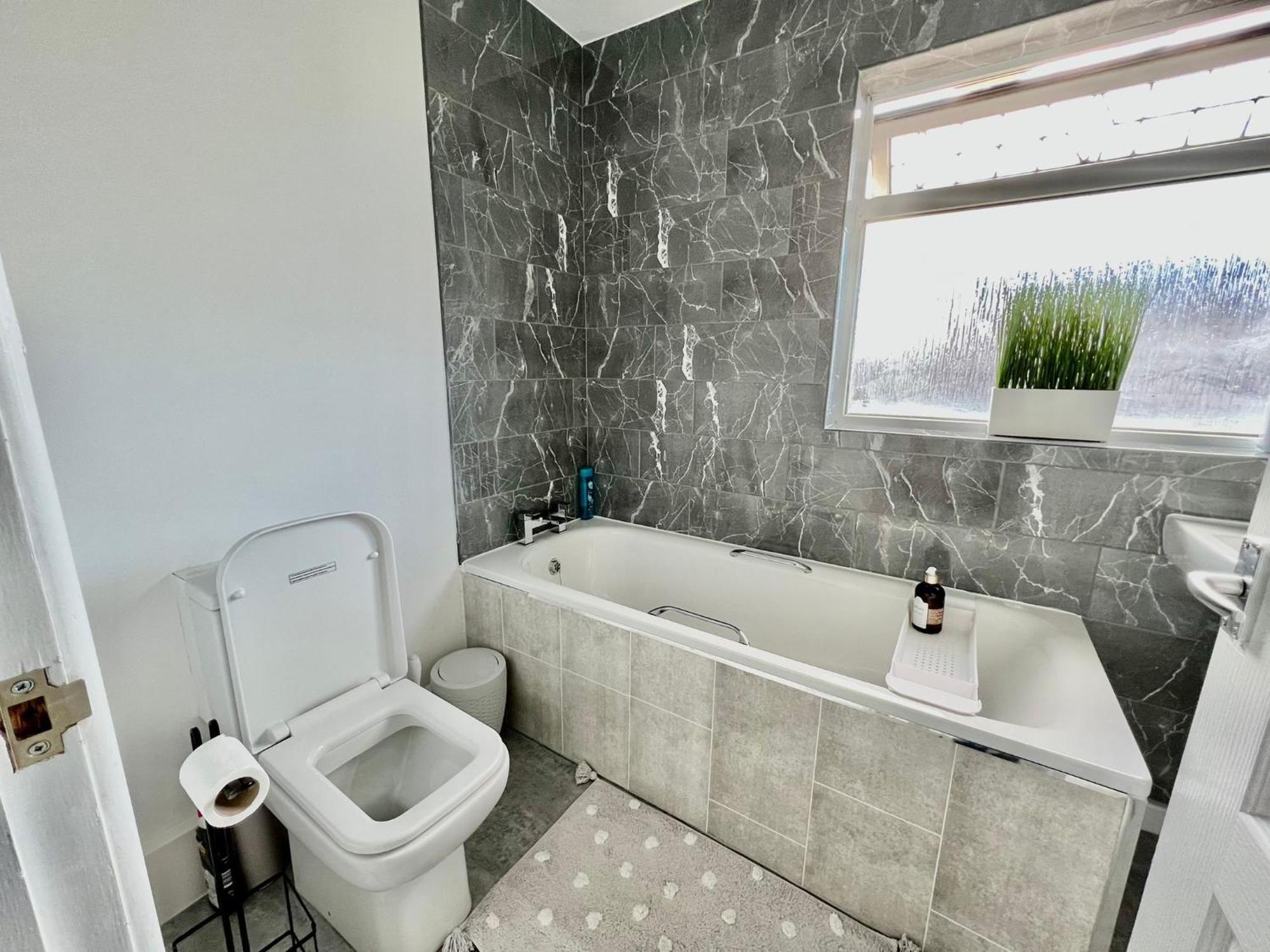 Executive 3 Bedroom Port Talbot Town Centre Margam Sleeps 7 Екстериор снимка